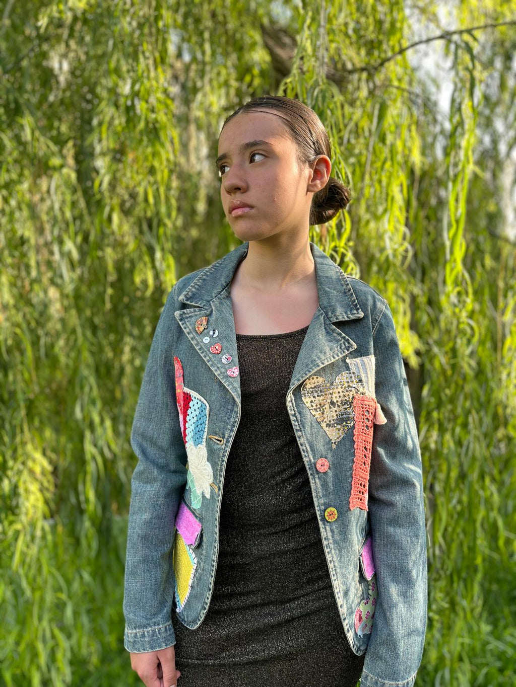 Chaqueta vaquera Íride hecha a mano con denim reciclado, búho bordado con lentejuelas en la espalda y detalles de ganchillo en el frente.